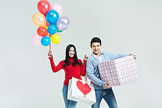 拿气球和情人节礼物的亚洲情侣