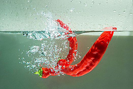 落入水中的红辣椒