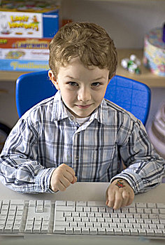 给,出生,微笑,电脑,键盘,序列,儿童,头像,孩子,5-7岁,看镜头,休闲,爱好,兴趣,照料,室内,在家,数据输入,互联网