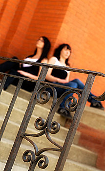 两个女人,坐,楼梯
