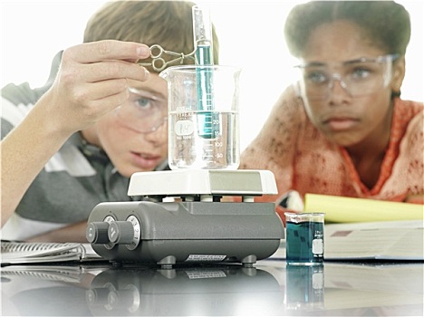 少男,女孩,15-17岁,科学,实验,书桌,教室,贴地拍摄