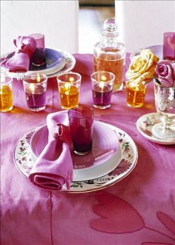 节日餐桌,紫色,橙色,蜡烛