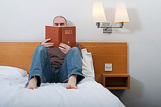 男人,30-40岁,读,圣经,客房