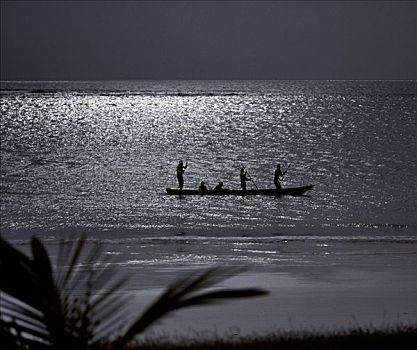 三个男人,杆,独木舟,月光,浅水,海滩
