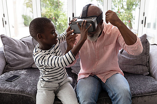 孙子,帮助,爷爷,穿戴,虚拟现实,耳机,客厅