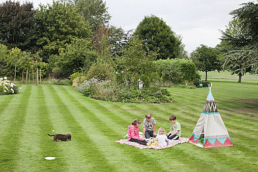 孩子,野餐,旁侧,圆锥形帐篷