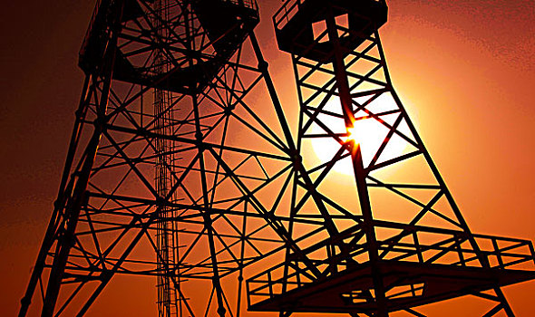 夕阳下的通讯塔