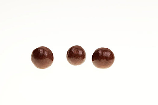 三个圆形棕色巧克力豆