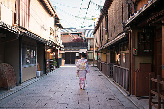 穿和服的亚洲女性在日本京都游玩,在祗园古老的街道里观光