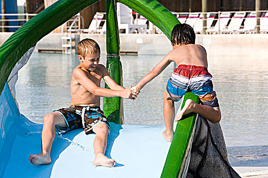 两个男孩,水边,公园,玩,滑动,靠近,游泳池
