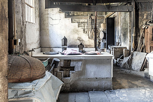 中国安徽省黟县卢村木雕楼内的老式厨房灶台