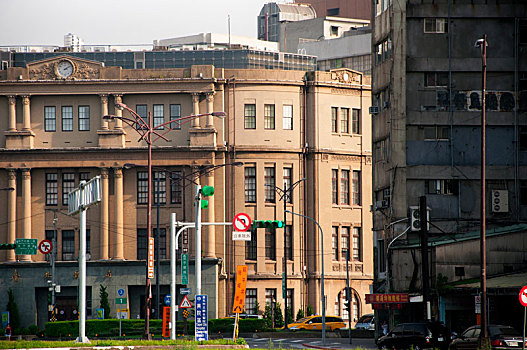 台北邮政总局与北门城门是台北市的历史遗迹