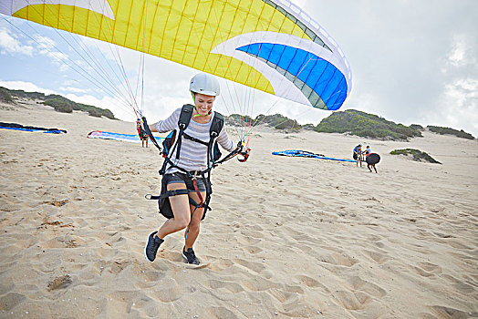 女性,滑翔伞,降落伞,跑,海滩