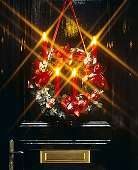 蜡烛,圣诞花环,黑色背景,门