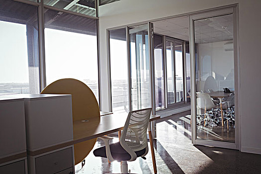 室内,现代办公室,空椅子,桌子,晴天