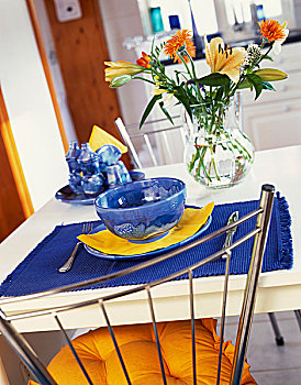 蓝色,餐具摆放,花束,白色,桌子