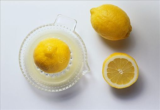 半个柠檬,榨汁,柠檬,旁侧