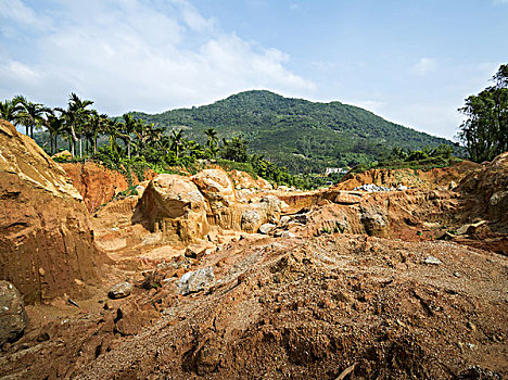 偏远的泥土山路