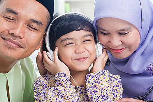 亚洲家庭,听,头戴式耳机