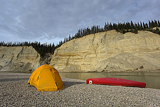 露营,帐蓬,独木舟,砾石,高,切削,河,悬崖,腐蚀,后面,育空地区,加拿大