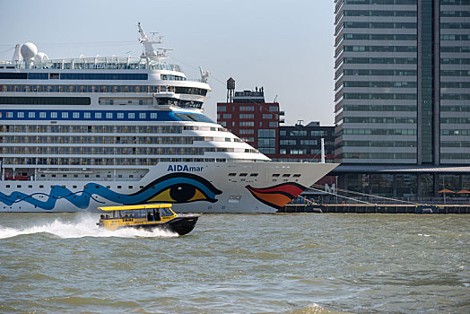 荷兰鹿特丹停靠在港口岸边的游轮和海上出租车出租船