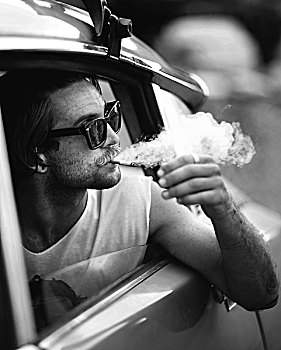 男人,胡须,探出,车窗,戴着,墨镜,吸烟,香烟
