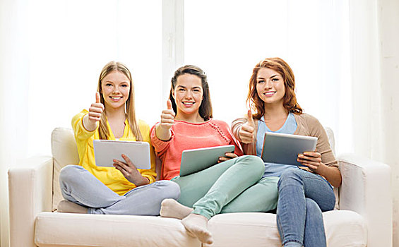 友谊,科技,互联网,概念,三个,微笑,少女,平板电脑,电脑,在家,展示,竖大拇指
