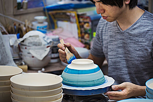 特写,男人,工作,日本人,瓷器,工作间,上油漆,白色,碗,蓝色