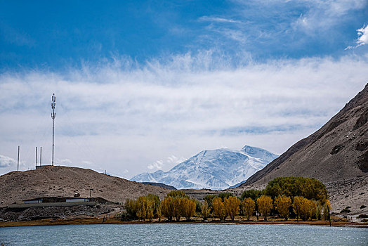 塔什库尔干河谷五宗塔格村边的天然小池塘