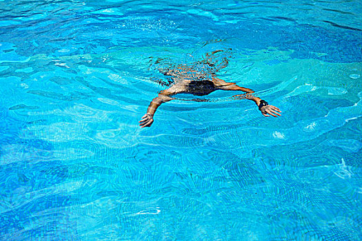 一个男人在游泳