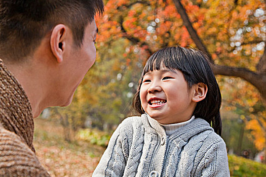 父亲,女儿,对视,公园,秋天