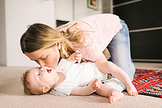 母亲,吻,婴儿,地毯
