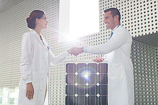 科学家,握手,太阳能电池板,实验室