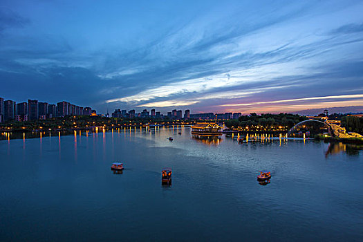 城市湖景