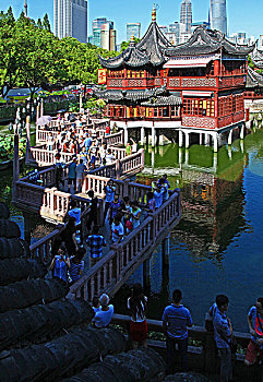 上海豫园九曲桥和湖心亭
