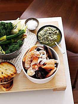 盘子,对虾,面包,蔬菜