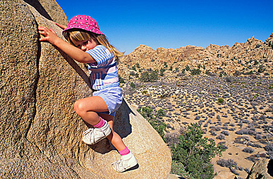 孩子,3岁,攀登,花冈岩,漂石,隐藏,山谷,约书亚树国家公园,加利福尼亚