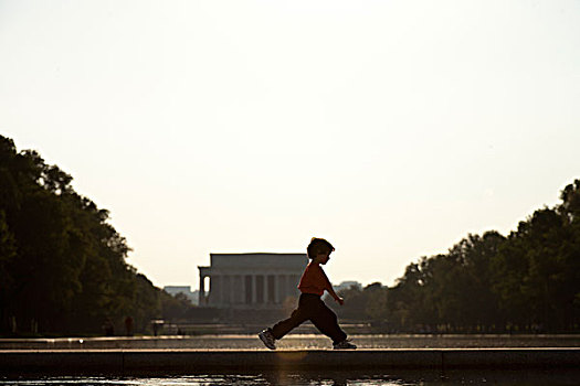 美国,华盛顿特区,男孩,跑,正面,林肯纪念馆