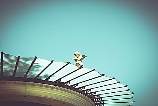 金色,天使,坐,高处,屋顶