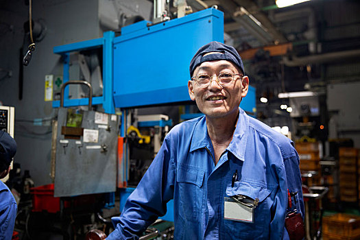 日本,男人,戴着,眼镜,蓝色,站立,工厂,看镜头,微笑