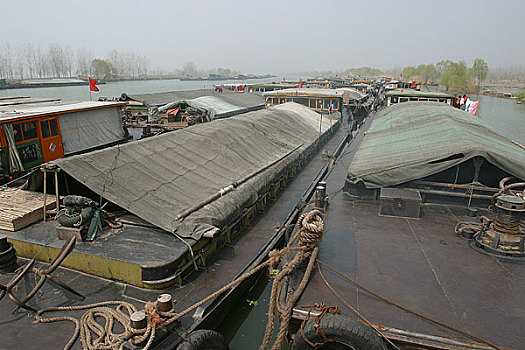 大运河江苏宿迁段,很多的船只在这里聚集等候过船闸