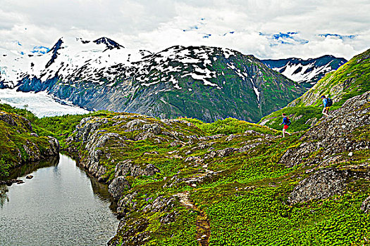 两个女人,越野跑,靠近,波蒂奇,冰河,楚加奇国家森林,阿拉斯加,夏天