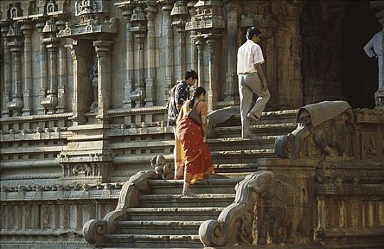 两个男人,女人,进入,庙宇,坦贾武尔,泰米尔纳德邦,印度