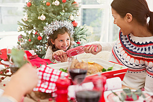 母女,拉拽,圣诞拉炮,餐桌