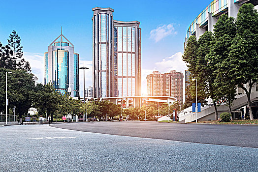 寬闊的城市廣場與地標建筑