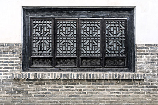 老房子上的中式实木格子窗北京城市风光,高楼大厦北京