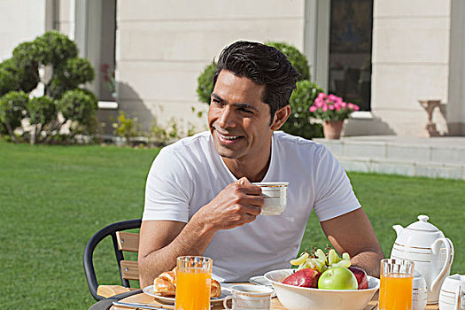 印度,男人,白色,t恤,吃早餐,花园