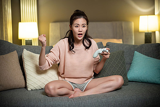 年轻女士在家玩电子游戏