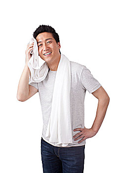 一个拿着白色毛巾擦汗的青年男士