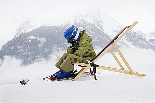 孩子,滑雪,坐,折叠躺椅